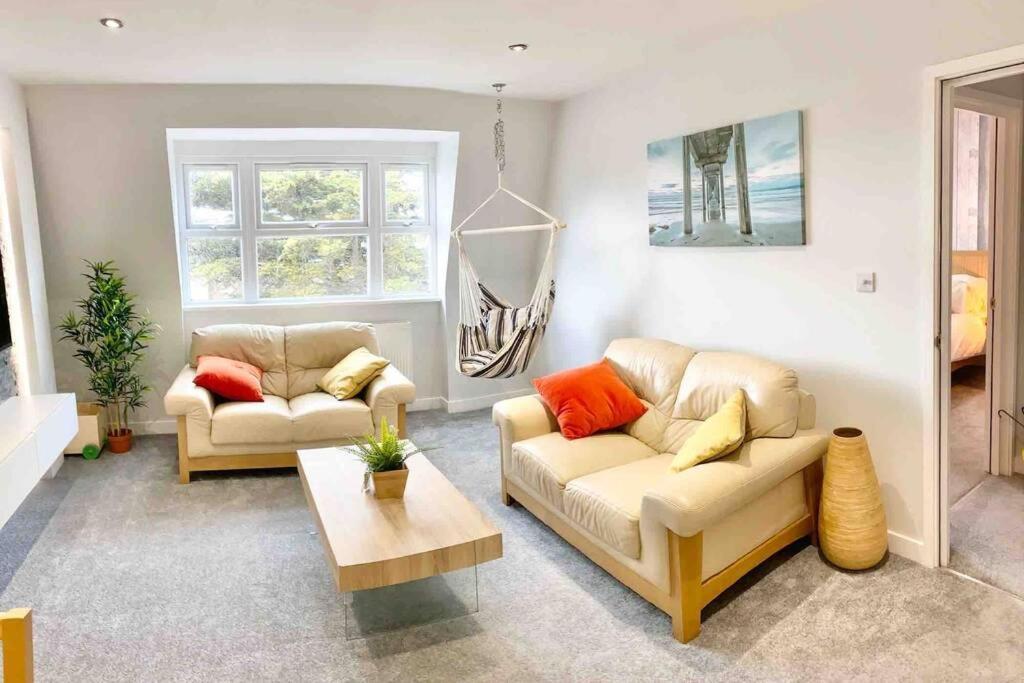 The Lansdowne Hideaway - Brought To You By Coastline Retreats - Newly Refurbished Town Centre, Close To Beach, Large Jet Bath With Tv, Netflix, Swing And Parking Included Apartamento Bournemouth Exterior foto