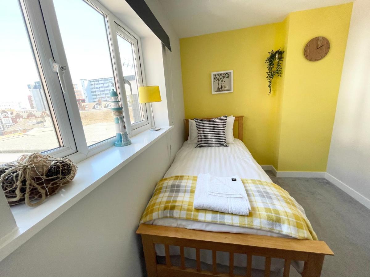 The Lansdowne Hideaway - Brought To You By Coastline Retreats - Newly Refurbished Town Centre, Close To Beach, Large Jet Bath With Tv, Netflix, Swing And Parking Included Apartamento Bournemouth Exterior foto